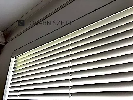 Żaluzje drewniane białe